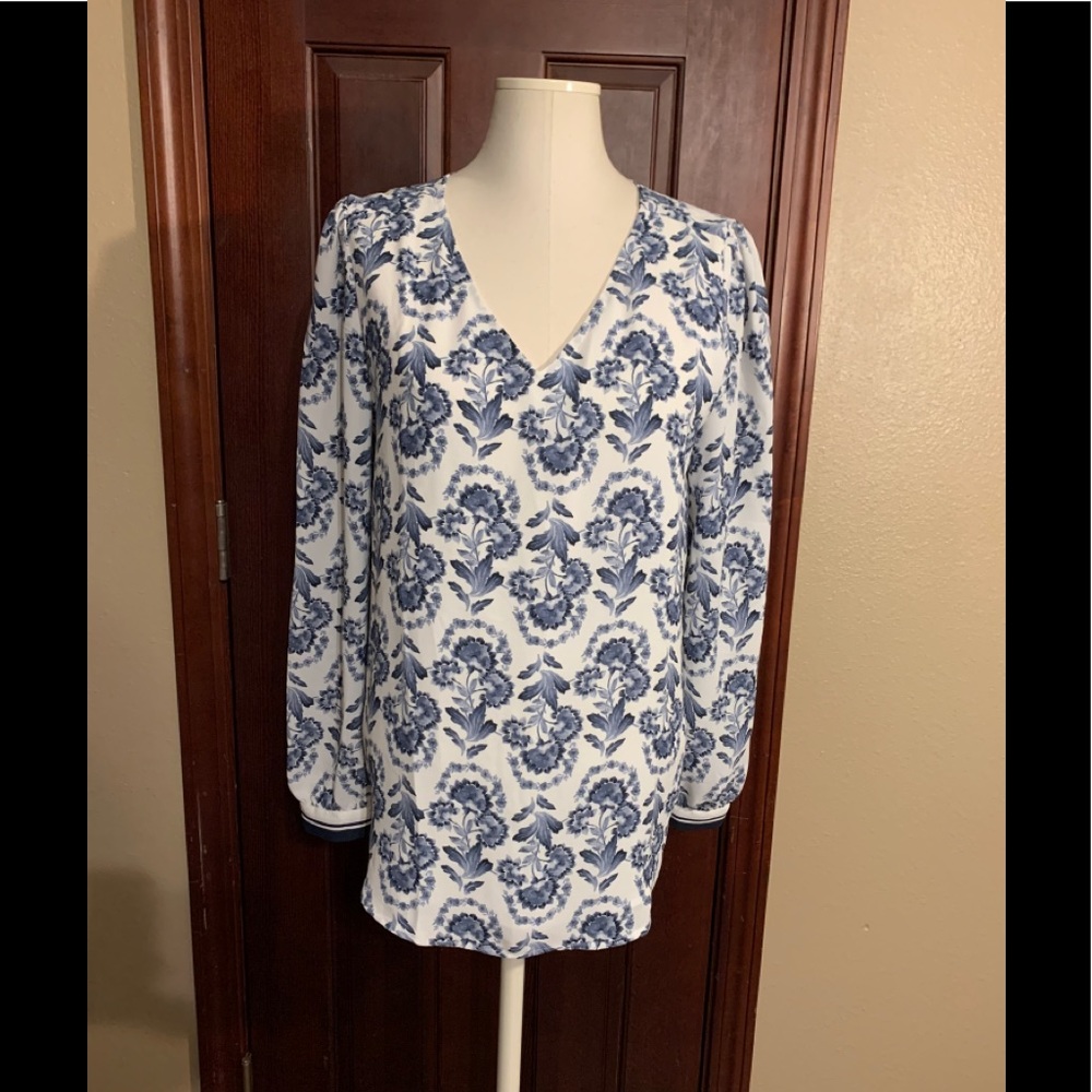 NWT Beautiful deep V Loft blouse